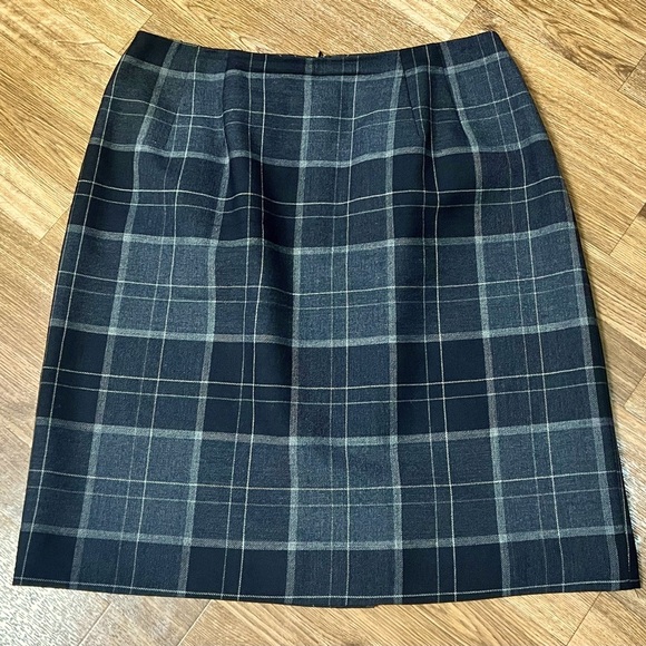 100% wool skirt. Amanda Smith plaid wool skirt, lined. Gray/black size 10 EUC - Picture 8 of 9